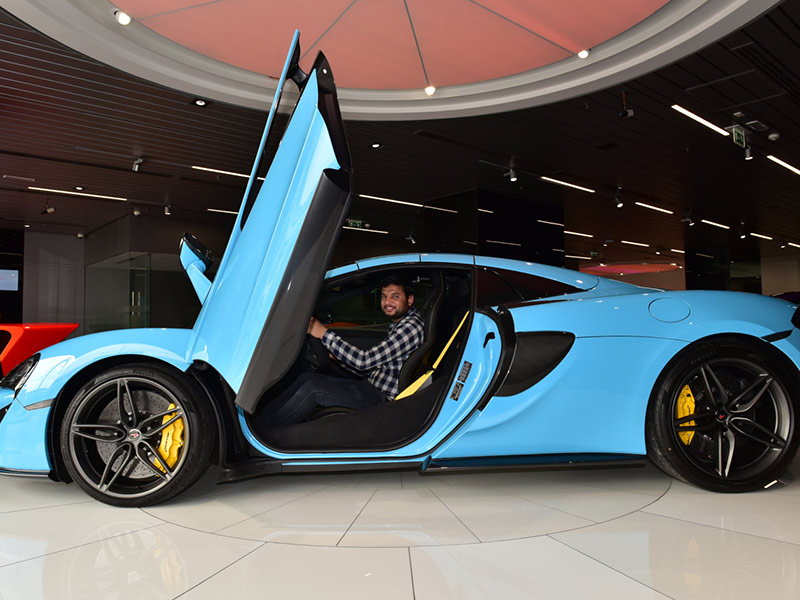 دو تكافئ أحد عملائها بسيارة ماكلارين فاخرة... شاهد الصور